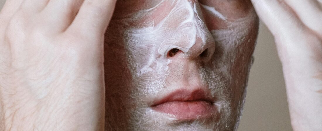 Esfoliação Masculina: O que É, Como Fazer e Por que Você Deveria Começar Hoje