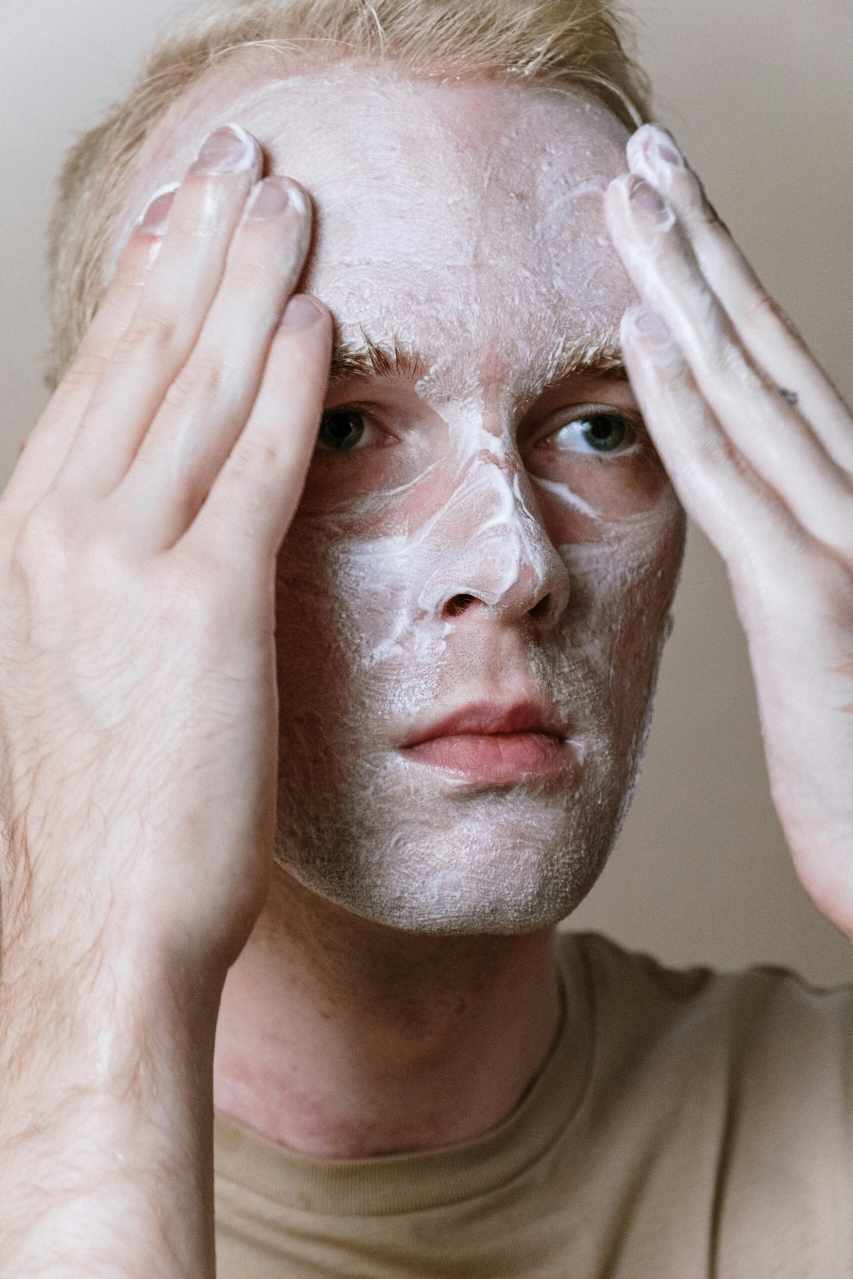 Esfoliação Masculina: O que É, Como Fazer e Por que Você Deveria Começar Hoje